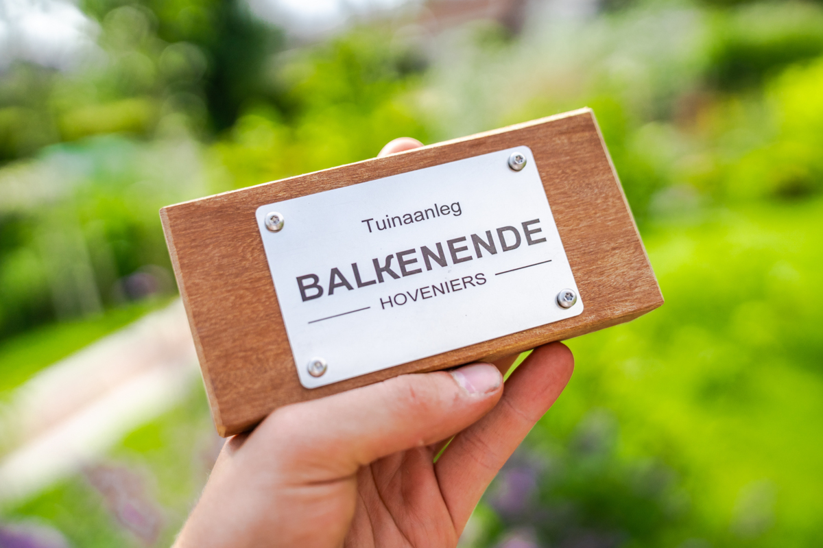 Logo Balkenende in groene tuin