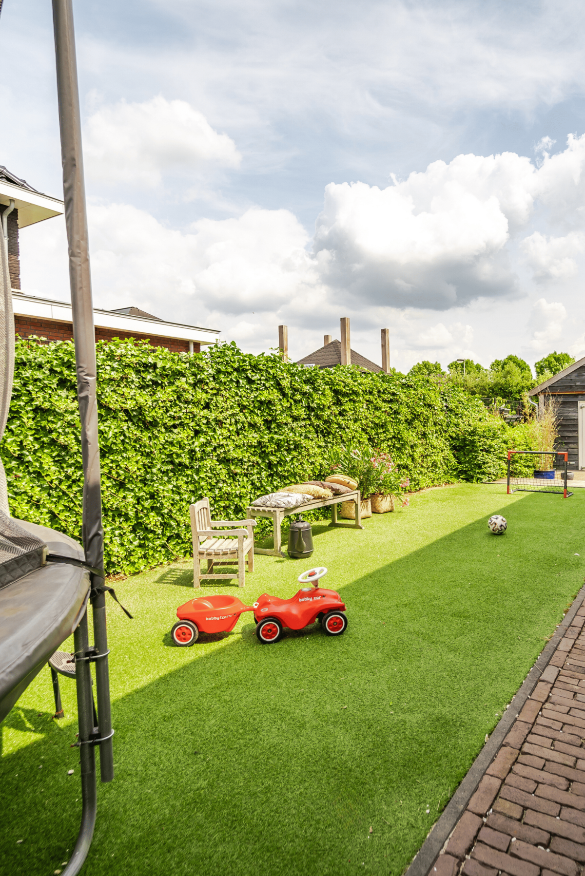 Gezinsvriendelijke tuin met kinder speelgoed